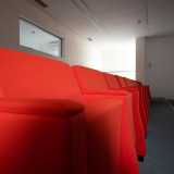 Poco pi� avanti invece � stata allestita una piccola sala cinematografica con circa una quarantina di poltrone che sar� dedicata alla proiezione di anteprime o di lavori che non vengono distribuiti nei cinema